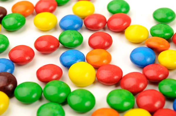 Lebendiges Bild von unterschiedlich farbig beschichteten Bonbons — Stockfoto
