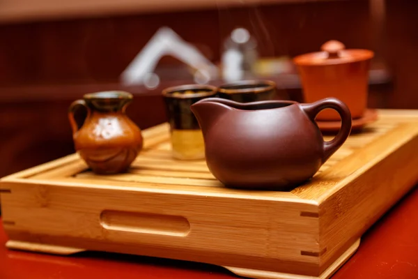 Macetas y tazas de arcilla sobre una tabla de madera —  Fotos de Stock