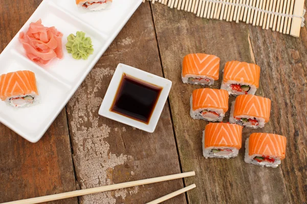 Łosoś sushi na powierzchni drewnianych — Zdjęcie stockowe