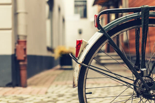 La ruota posteriore di una bicicletta in una città — Foto Stock