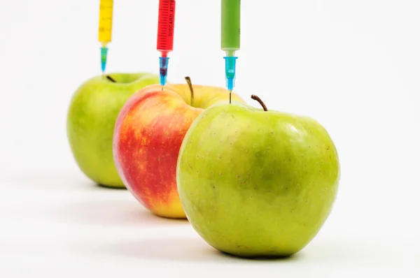 Tres inyecciones de color diferentes en tres manzanas —  Fotos de Stock