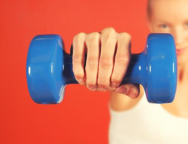 mavi bir dumbbell tutarak yardım ait closeup fotoğraf