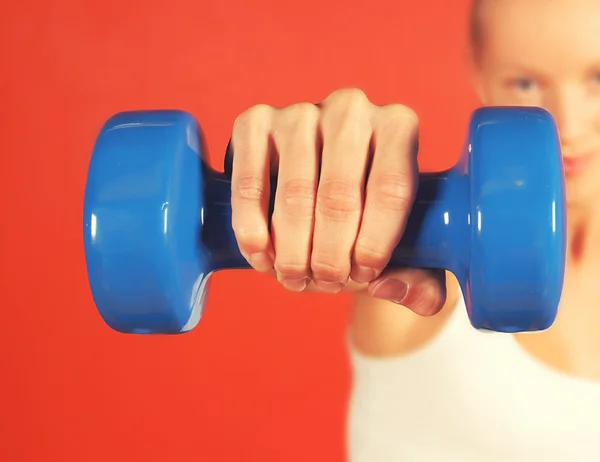 Mavi bir dumbbell tutarak yardım ait closeup fotoğraf — Stok fotoğraf