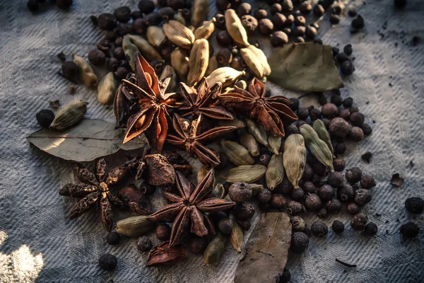 Semi di anice, pimento e altre erbe su un panno di lino — Foto Stock