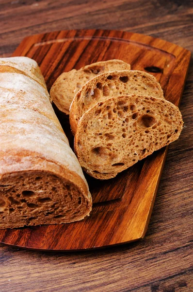 Cortar pan a la parrilla —  Fotos de Stock