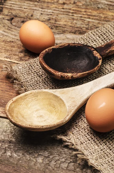 अंडी असलेले चमचे — स्टॉक फोटो, इमेज