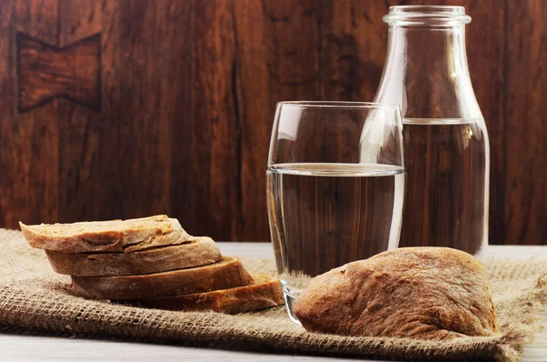 Bread and water — Stock Photo, Image