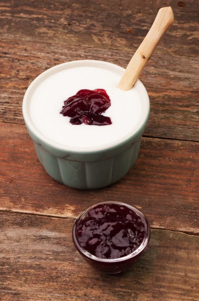 Jam and yogurt — Stock Photo, Image
