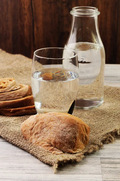 Pão e água — Fotografia de Stock