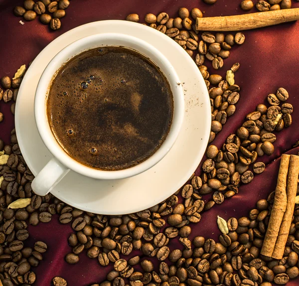 Tasse und Kaffeebohnen — Stockfoto