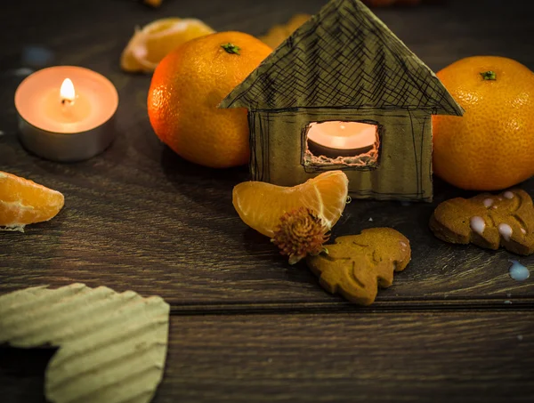 Candle and mandarines — Stock Photo, Image