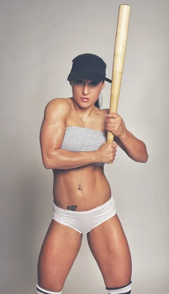 Kvinna med basebollträ — Stockfoto