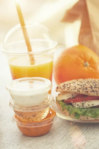 Bun with sauces and juice — Stock Photo, Image