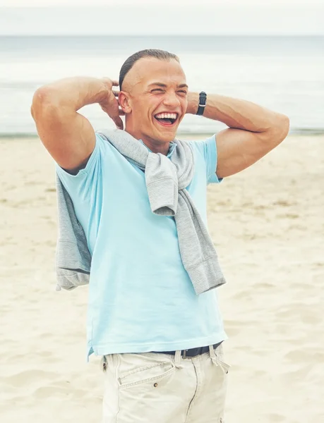 Man op het strand — Stockfoto