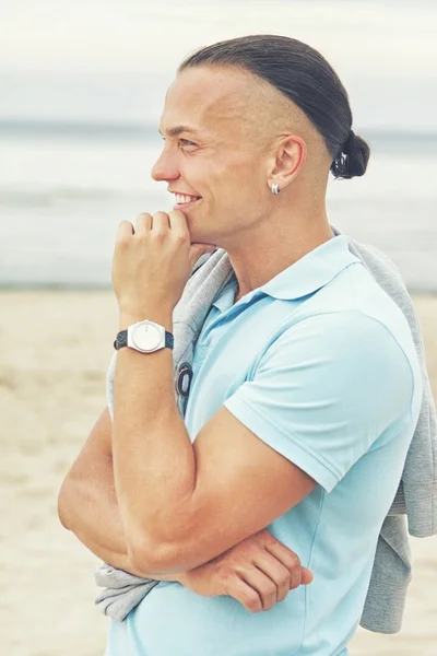 Man op het strand — Stockfoto