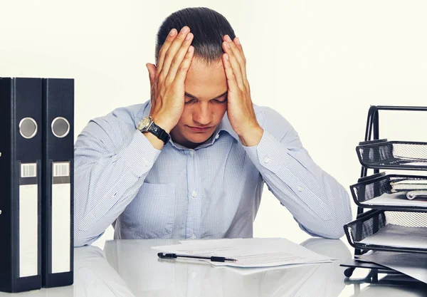 Hombre cansado con cosas de oficina — Foto de Stock