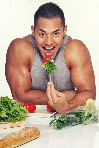 Homem comendo legumes — Fotografia de Stock