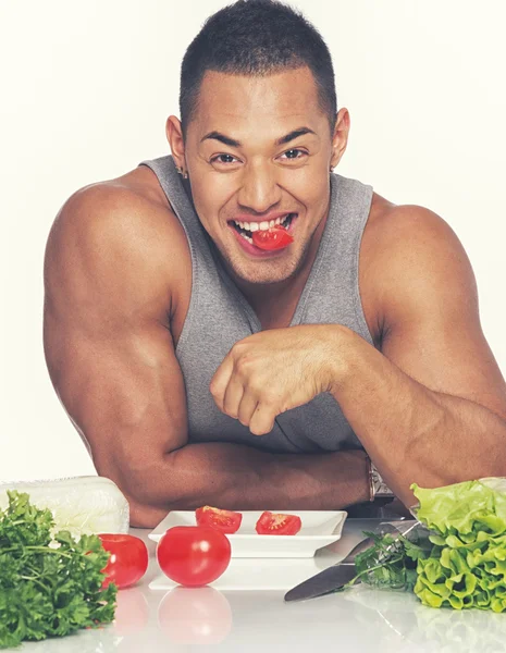 Homem comendo legumes — Fotografia de Stock