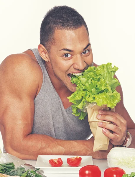 Homem comendo legumes — Fotografia de Stock