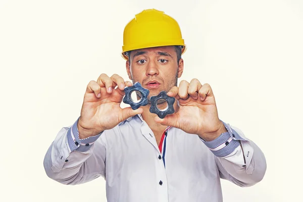Engenheiro com parafusos metálicos — Fotografia de Stock