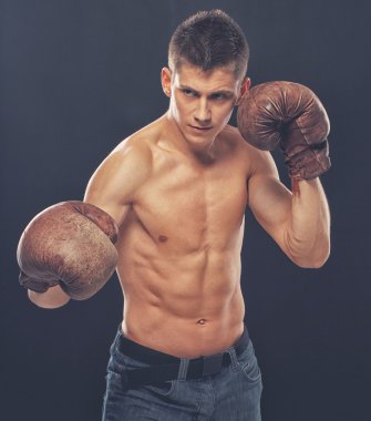 eski boks eldivenli adam