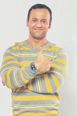 Adam baş parmağını gösteriyor.