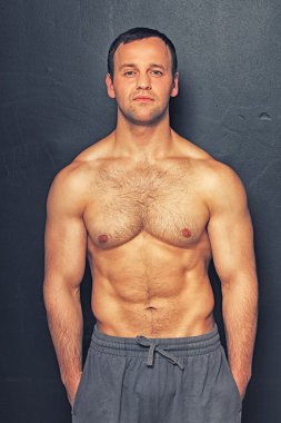 Çıplak gövdeli bir adam.