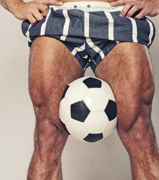 肌肉男与球 — 图库照片