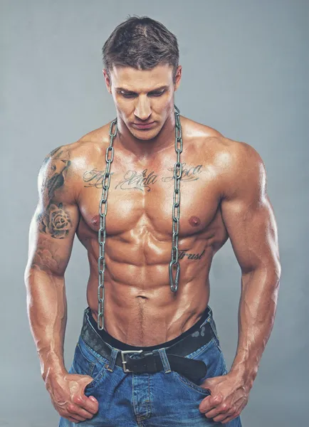 Homme musclé avec chaîne — Photo