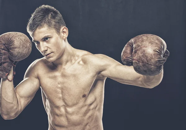 Cara com velhas luvas de boxe — Fotografia de Stock