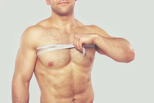 Mężczyzna mierzący klatkę piersiową — Zdjęcie stockowe