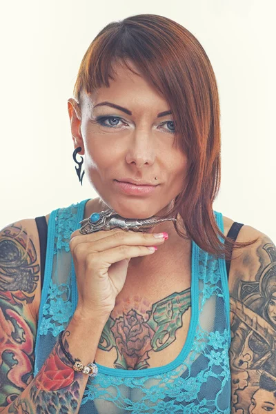 Девушка с татуировкой — стоковое фото