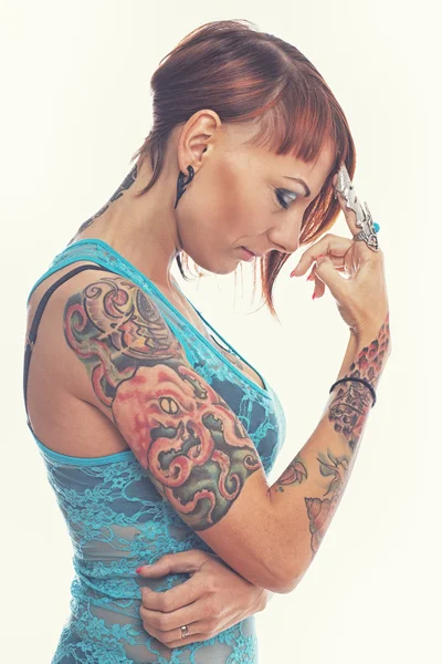 Девушка с татуировкой — стоковое фото