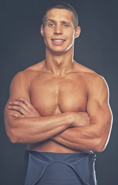 Athlete is demonstrating his well trained body — Stock Photo, Image