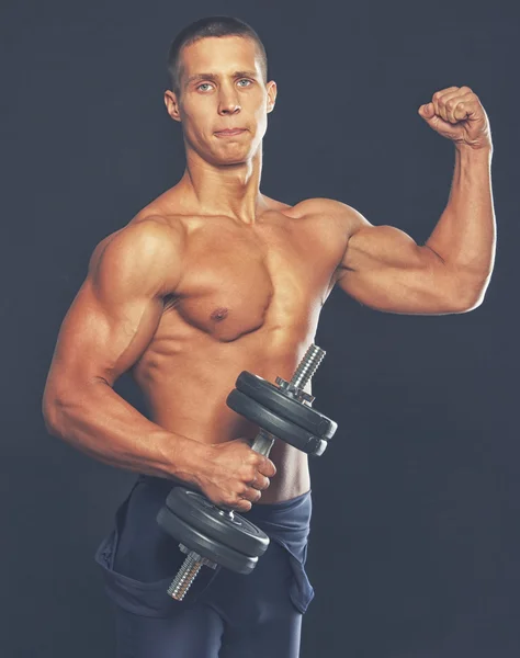 Athlete is demonstrating his well trained body — Stock Photo, Image