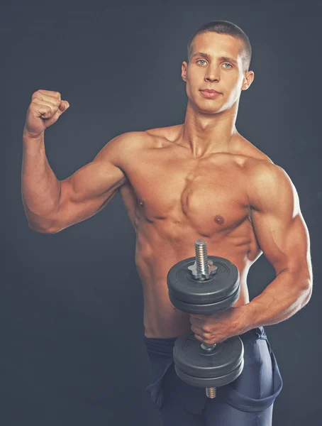 Athlete is demonstrating his well trained body — Stock Photo, Image