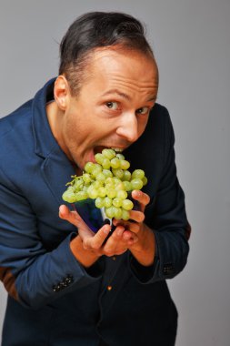adam üzüm ile