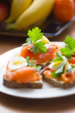 kırmızı balık sandviç