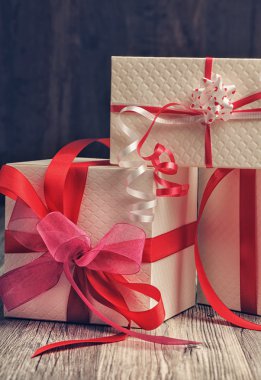 Kurdeleli hediye kutuları