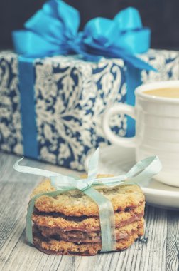 Çerezler ile mavi hediye kutusu