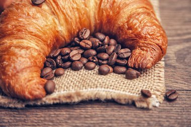 kruvasan ve kahve çekirdekleri