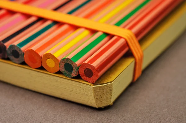 Lápices con cuaderno —  Fotos de Stock