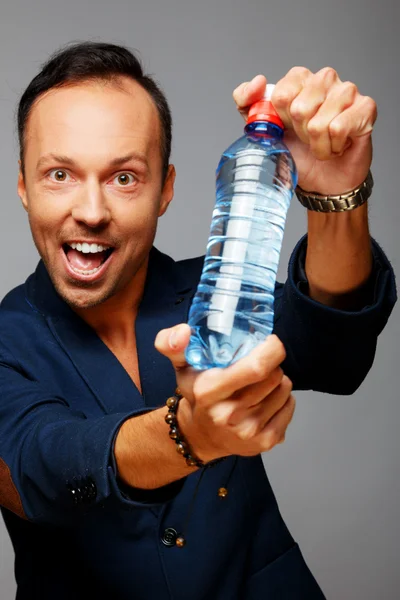 Man met fles water — Stockfoto