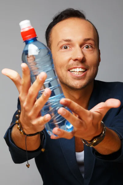 Mann mit Flasche Wasser — Stockfoto