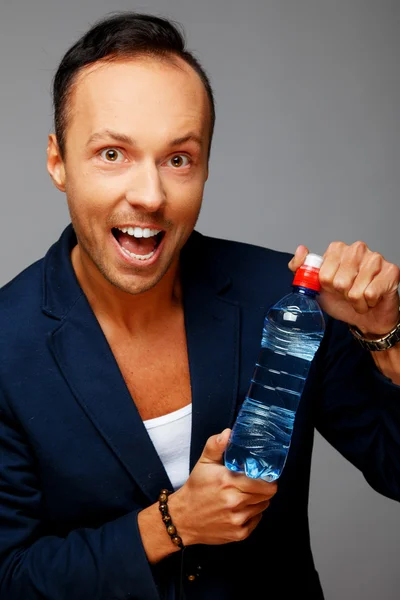 Homem com garrafa de água — Fotografia de Stock