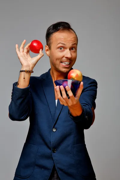 Mensch und Äpfel — Stockfoto