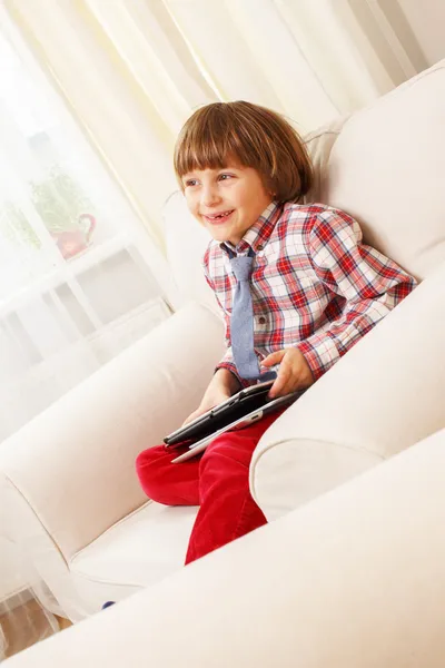 Menino com tablet — Fotografia de Stock