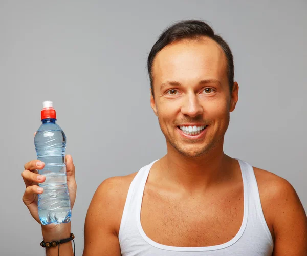 Man met fles water — Stockfoto