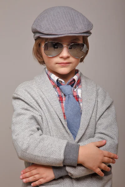 Mode jongen in zonnebril — Stockfoto