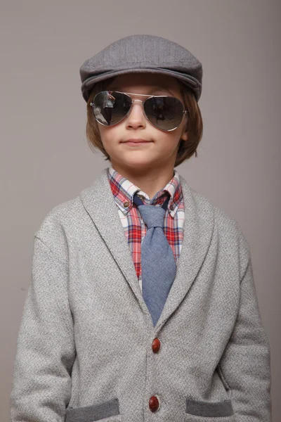 Модний хлопчик в сонцезахисних окулярах — стокове фото